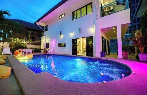 Pratumnak Hill House | 4 Beds Close to Walking Street