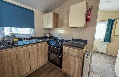 Felixstowe House | 4 berth caravan with unlimited Wi-Fi at Suffolk Sands Holiday Park ref 45022B