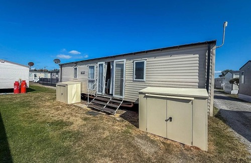 Felixstowe House | 4 berth caravan with unlimited Wi-Fi at Suffolk Sands Holiday Park ref 45022B