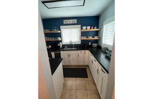 Williams House | 4 blocks from rt66- hot tub-firepit-AC