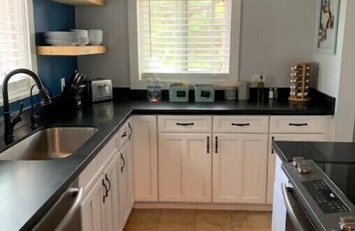 Williams House | 4 blocks from rt66- hot tub-firepit-AC