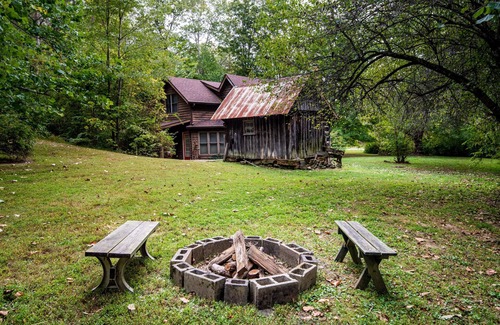 Gnaw Bone Cabin | 4 BR, 2 BA Log Cabin, charming mix of old and new, close to village of Story
