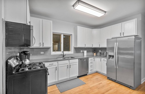 West Town Apartment | 4 br/3ba, Great for Large Groups, Garage Parking. Spacious and updated!