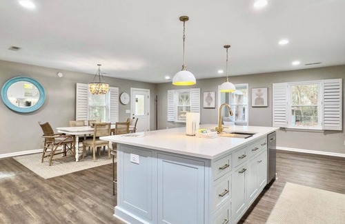 Isle of Palms House | 4 BR Beach House, Chef's Kitchen, Pet Friendly, 3 Minute Walk to Beach
