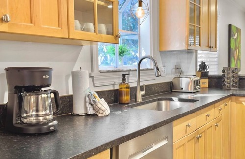 Isle of Palms House | 4 BR Beach House w/Lush Backyard | Pet Friendly