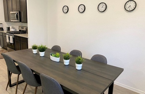 Katy House | 4 BR Cheerful Home Long Term Stay Equipped in Katy