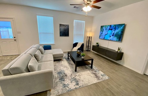 Katy House | 4 BR Cheerful Home Long Term Stay Equipped in Katy