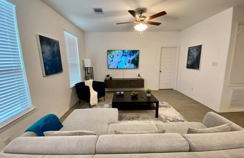 Katy House | 4 BR Cheerful Home Long Term Stay Equipped in Katy