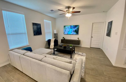 Katy House | 4 BR Cheerful Home Long Term Stay Equipped in Katy