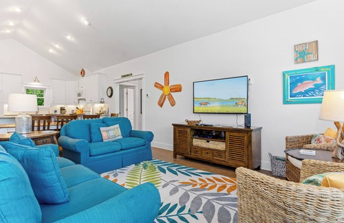 Emerald Isle House | 4 BR Cottage w/Pool, Hot Tub, Tiki Bar, 2 King Suites & Easy Beach Access