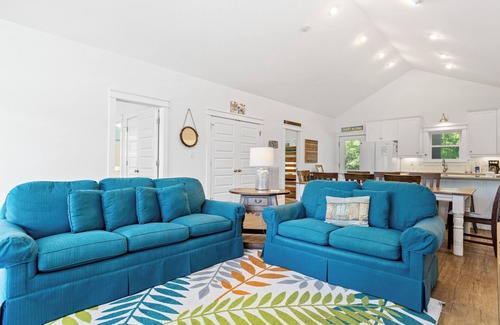 Emerald Isle House | 4 BR Cottage w/Pool, Hot Tub, Tiki Bar, 2 King Suites & Easy Beach Access