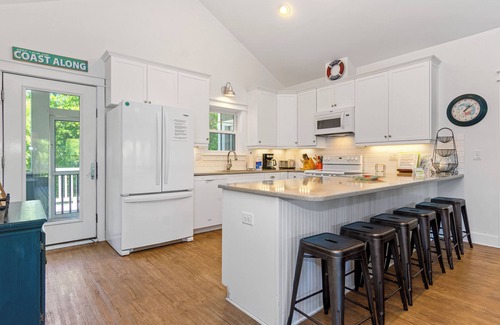 Emerald Isle House | 4 BR Cottage w/Pool, Hot Tub, Tiki Bar, 2 King Suites & Easy Beach Access