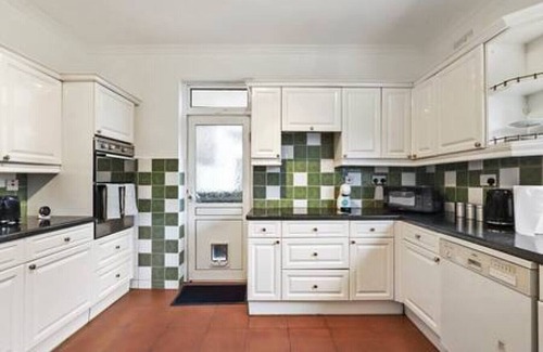 Brondesbury Park House | 4 BR House/Free Parking/5mins Walk To Kensal Rise