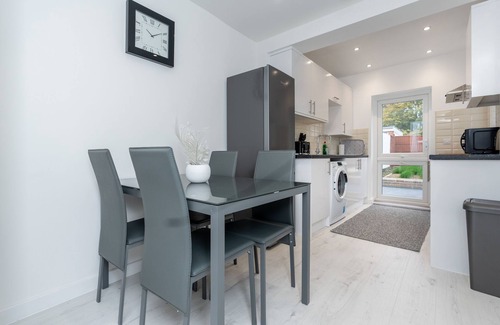 Southampton House | 4 BR House w/Free Parking and Garden