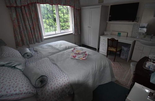 Winton Apartment | 4 BR luxury apt with private hot tub spa facilties, sleeps up to 12