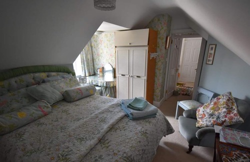 Winton Apartment | 4 BR luxury apt with private hot tub spa facilties, sleeps up to 12
