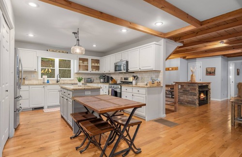 Blue Ridge House | 4 BR on Toccoa River, Hot Tub, Fish/Tube from deck! Firepit, Pool Table, Dogs ok