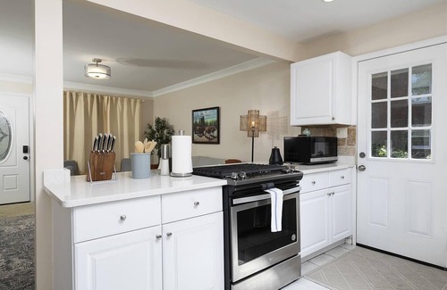 Kennesaw House | 4 BR Relaxing Big Family House l 8 guest l Quiet neighborhood