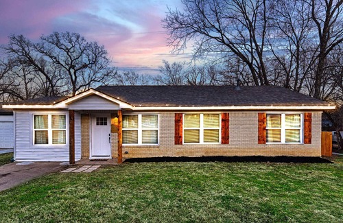 Denison House | 4 BR Renovated House w/Foosball & Backyard