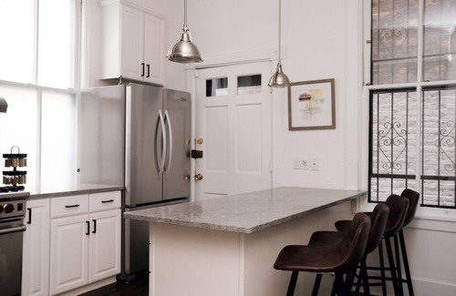 Old Town Apartment | 4 BR Theater Room Gym Walk to Lincoln Park!
