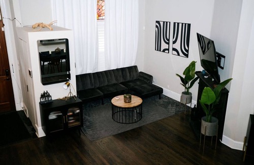 Old Town Apartment | 4 BR Theater Room Gym Walk to Lincoln Park!