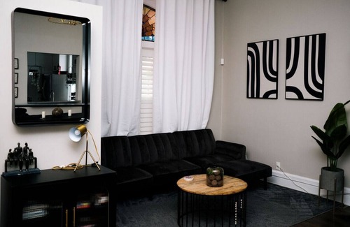 Old Town Apartment | 4 BR Theater Room Gym Walk to Lincoln Park!