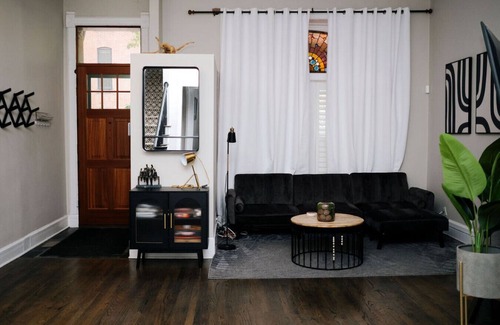 Old Town Apartment | 4 BR Theater Room Gym Walk to Lincoln Park!