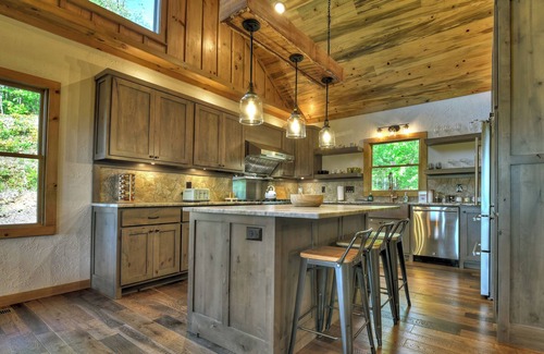 Mineral Bluff Cabin | 4 BR w Views, Private trails, hot tub, grill