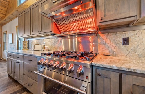 Mineral Bluff Cabin | 4 BR w Views, Private trails, hot tub, grill