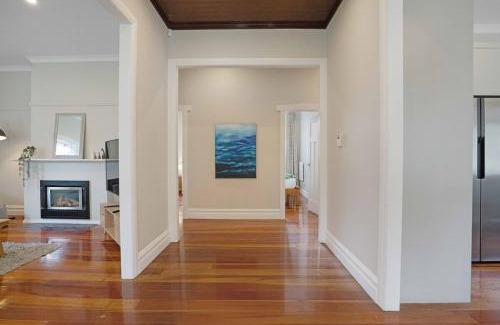 Mount Eden House | 4 Car Parking Fireplace 3 BR 2 BA Work Space