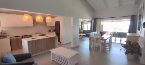 Shaka's Rock Apartment | 4 Chaka's Rocks Chalets - The Beach Cottage