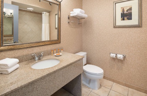 Port Angeles Hotel | 4 Comfortable Units! Pool, Parking, Pets Allowed, Close to Hollywood Beach!