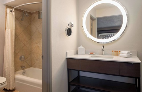 Port Angeles Hotel | 4 Convenient Units! Outdoor Pool, Pets Allowed Near Valley Creek Estuary Park!