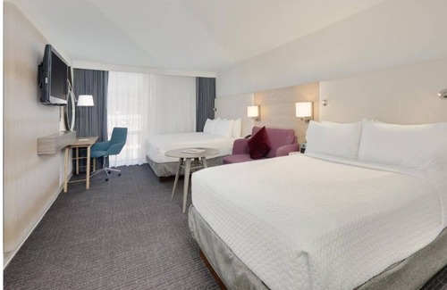 Downtown Dallas Hotel | 4 Cozy Rooms w/Elegant Décor, Heart of Downtown Dallas! Outdoor Pool!