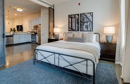 Midtown House | 4 DESIGNER LOFT UNITS - MIN TO BROADWAY