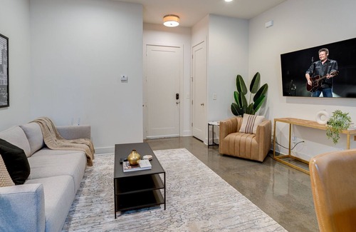 Midtown House | 4 DESIGNER LOFT UNITS - MIN TO BROADWAY