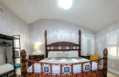Creekside Apartment | #4 Elegant and cozy in-law by Joyful Moments🏘️