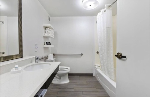 East Texas Hotel | 4 Family-Friendly Rooms with Indoor Heated Swimming Pool Near Lehigh Valley Zoo