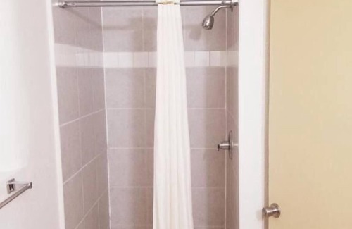 Williams House | 4 Family-Friendly Units, Free Breakfast & Parking, Williams Little League Park!