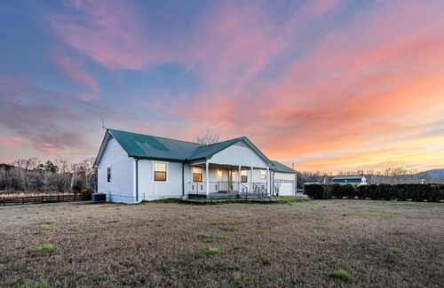 Brownsboro House | 4 Fish Ponds - 17 Acres - Boat
