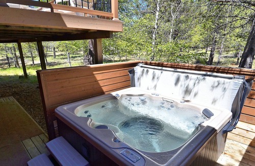 Sunriver House | 4 Flat Top-Sunriver, Oregon: Hot Tub, BBQ, WiFi, SHARC Aquatics, Tubing Hill, Mt. Bachelor, Golf, Deschutes River, Tennis, Bike Paths