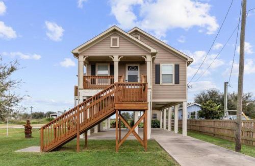 Galveston House | 4 FREE Kayaks for use & short drive to the beach!