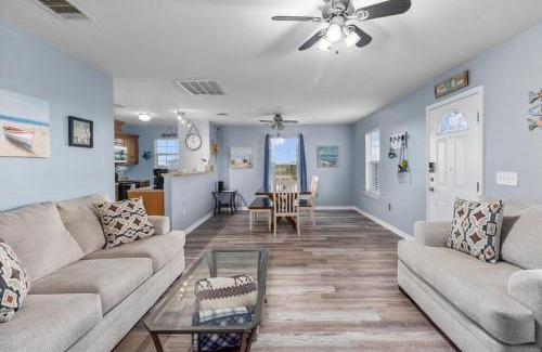 Galveston House | 4 FREE Kayaks for use & short drive to the beach!