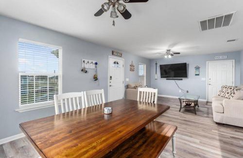 Galveston House | 4 FREE Kayaks for use & short drive to the beach!