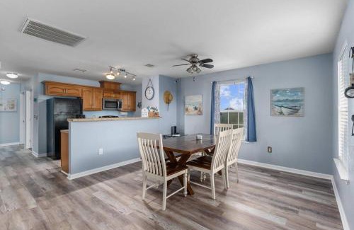 Galveston House | 4 FREE Kayaks for use & short drive to the beach!