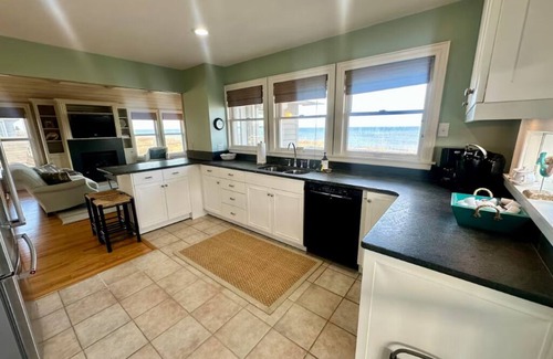 Duck House | 4 Gulls & A Buoy-Cozy Oceanfront Sanderling Oasis!