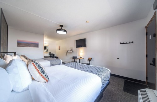 Pinnacles Entrance Badlands Hotel | 4-Hansen Inn & Cabins, Room, Double Queen, Ground Floor, Dog Friendly, No Smoking