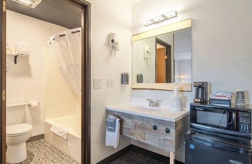 Pinnacles Entrance Badlands Hotel | 4-Hansen Inn & Cabins, Room, Double Queen, Ground Floor, Dog Friendly, No Smoking