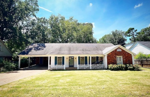 East Memphis House | 4 House at Memphis Retreat Game Outdoor Dining