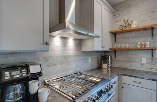 Melrose House | 4 Huge Townhomes-12 BDRM total-3 Miles Broadway!